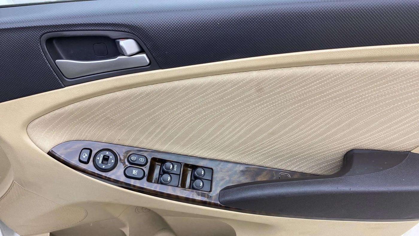 2017 Hyundai Verna 1.6 VTVT SX AT, Petrol, Automatic, 52,617 km, Driver Side Door Panels Control