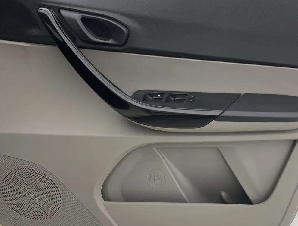 2018 Tata Tiago XT PETROL, Petrol, Manual, 38,365 km, Driver Side Door Panels Control