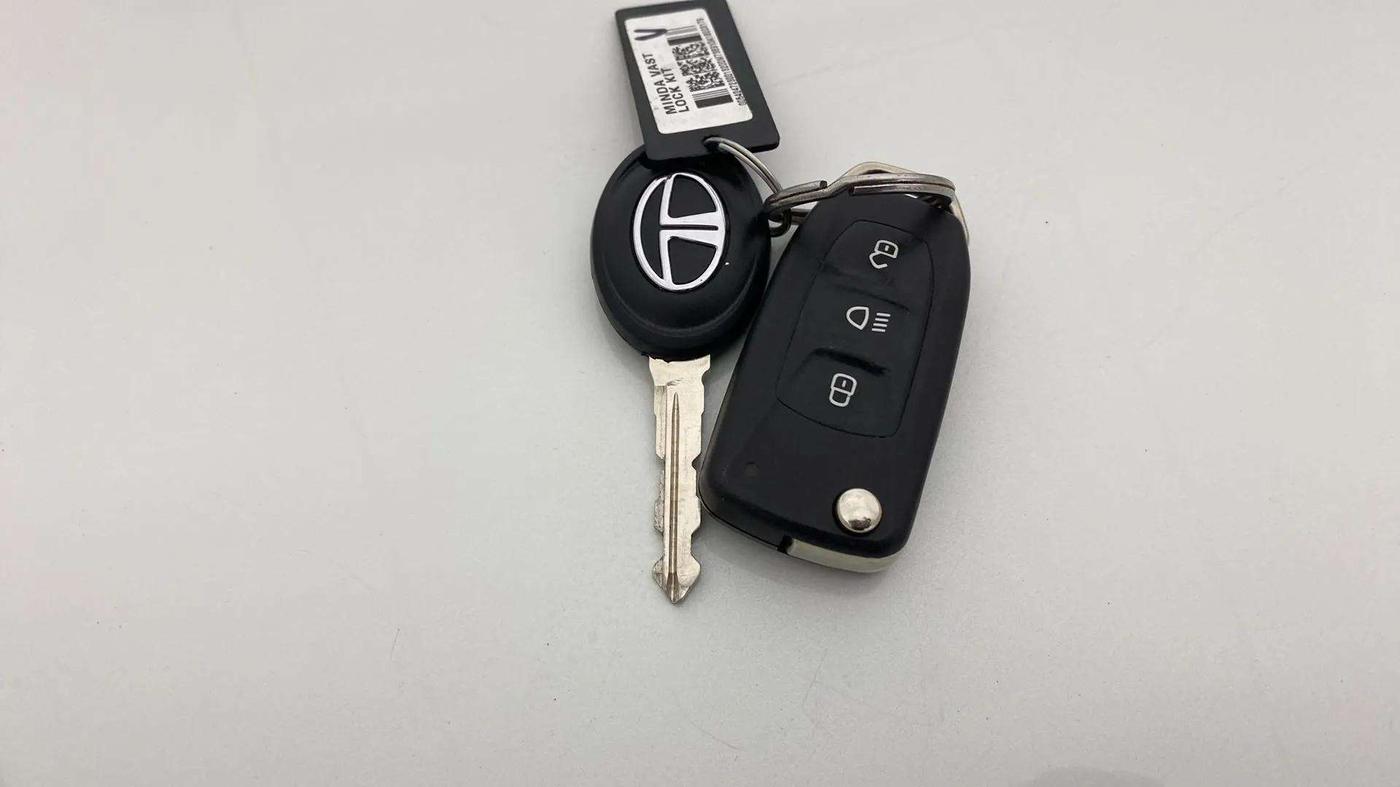 2018 Tata Tiago XT PETROL, Petrol, Manual, 38,365 km, Key Close Up