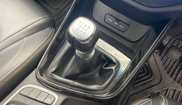 2019 MG HECTOR SMART 2.0 DIESEL, Diesel, Manual, 96,960 km, Gear lever - Knob cover torn