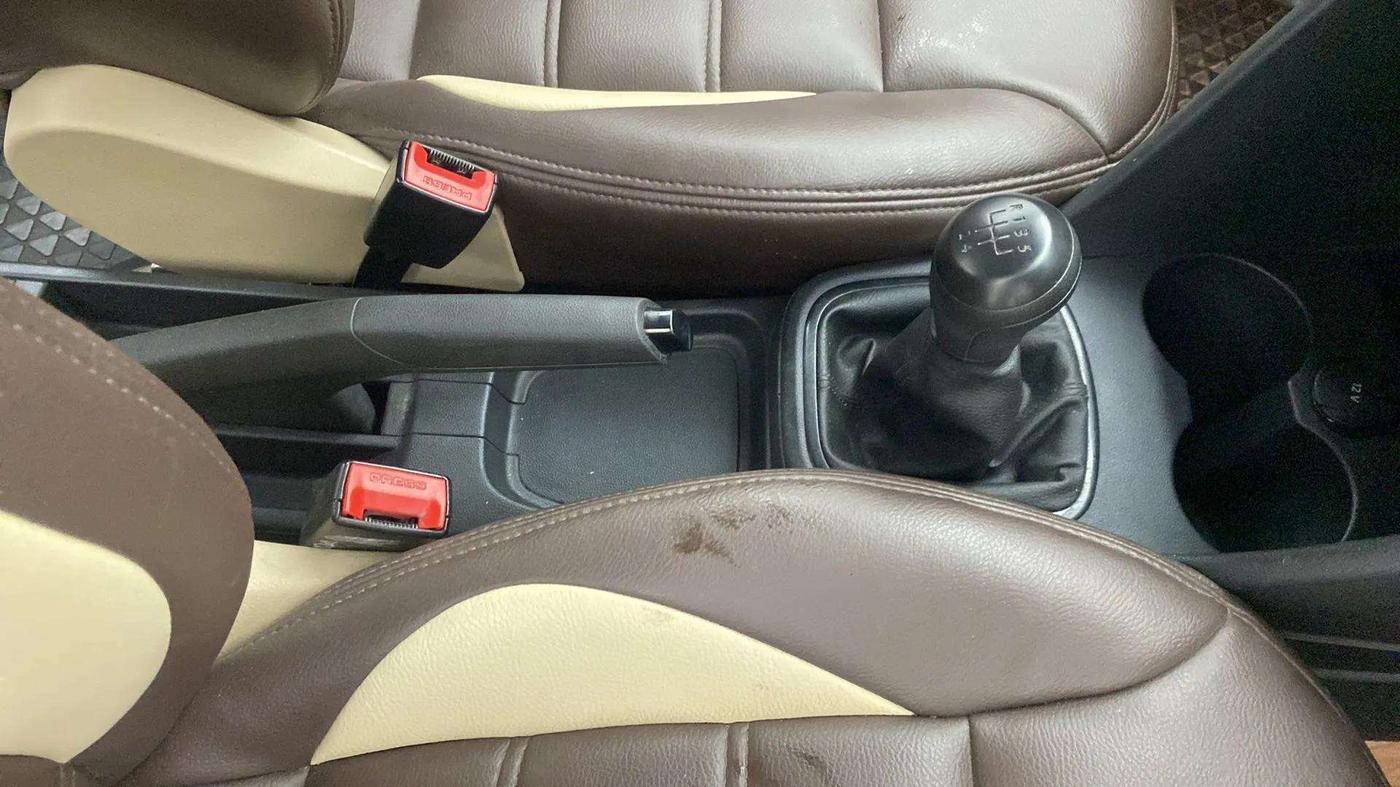 2016 Volkswagen Ameo COMFORTLINE 1.2L, Petrol, Manual, 80,741 km, Gear Lever
