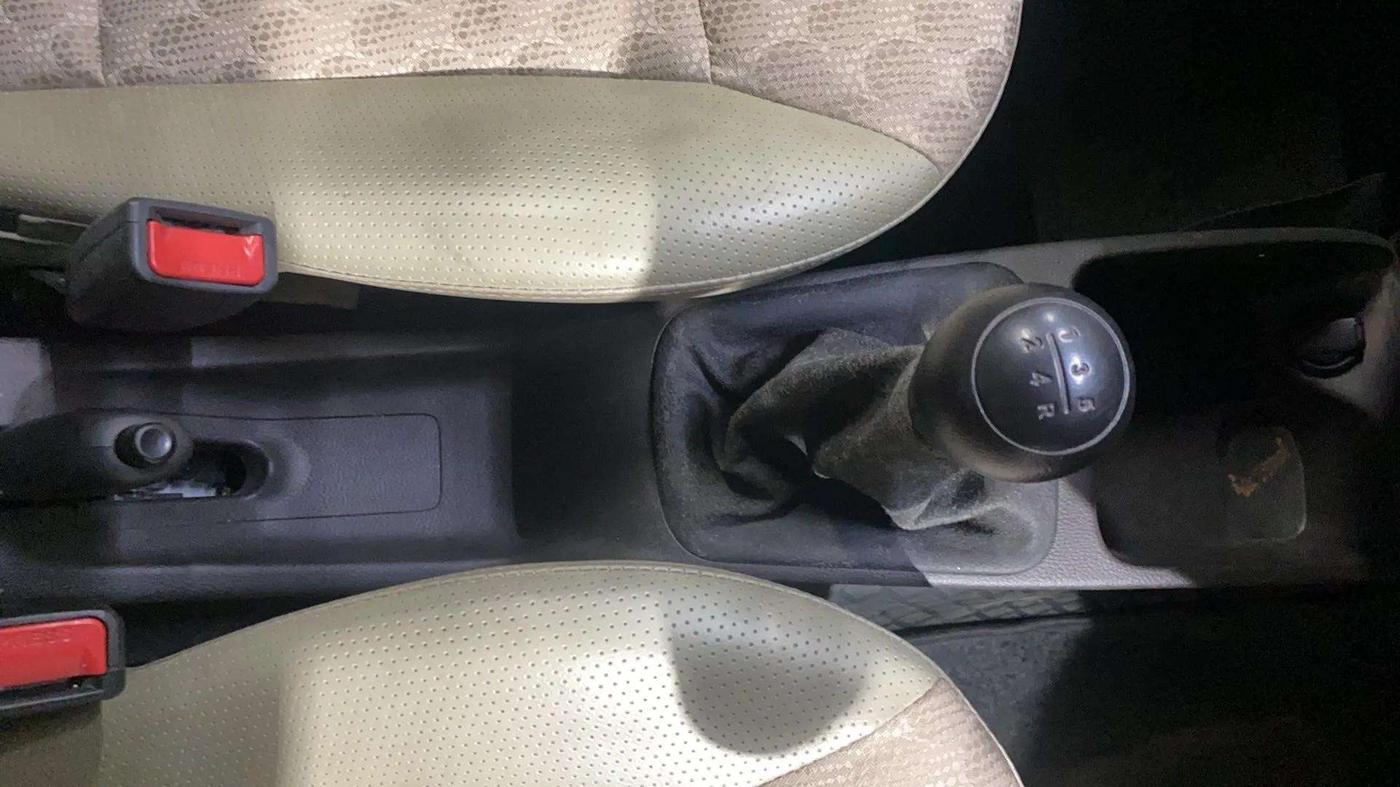 2017 Hyundai Eon ERA +, Petrol, Manual, 24,899 km, Gear Lever