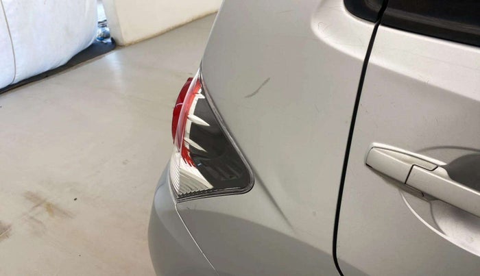 2017 Honda Brio VX MT, CNG, Manual, 80,436 km, Right quarter panel - Paint has minor damage