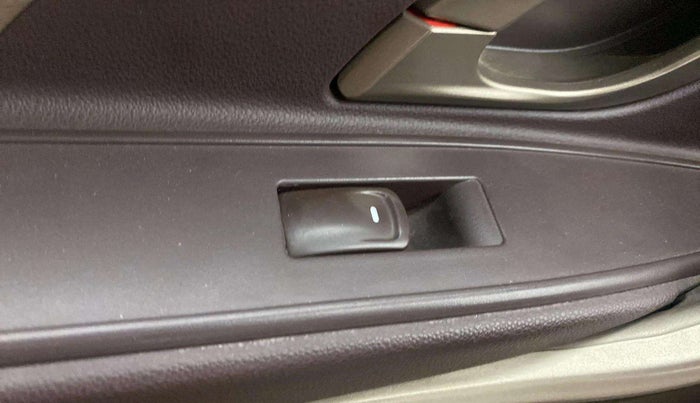 2015 Mahindra XUV500 W8, Diesel, Manual, 56,594 km, Left front window switch / handle - Power window makes minor noise