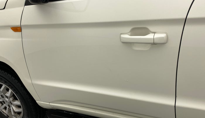 2016 Mahindra TUV300 T8, Diesel, Manual, 70,625 km, Front passenger door - Minor scratches