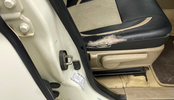 2016 Mahindra TUV300 T8, Diesel, Manual, 70,625 km, Driver-side door - Beading has minor damage