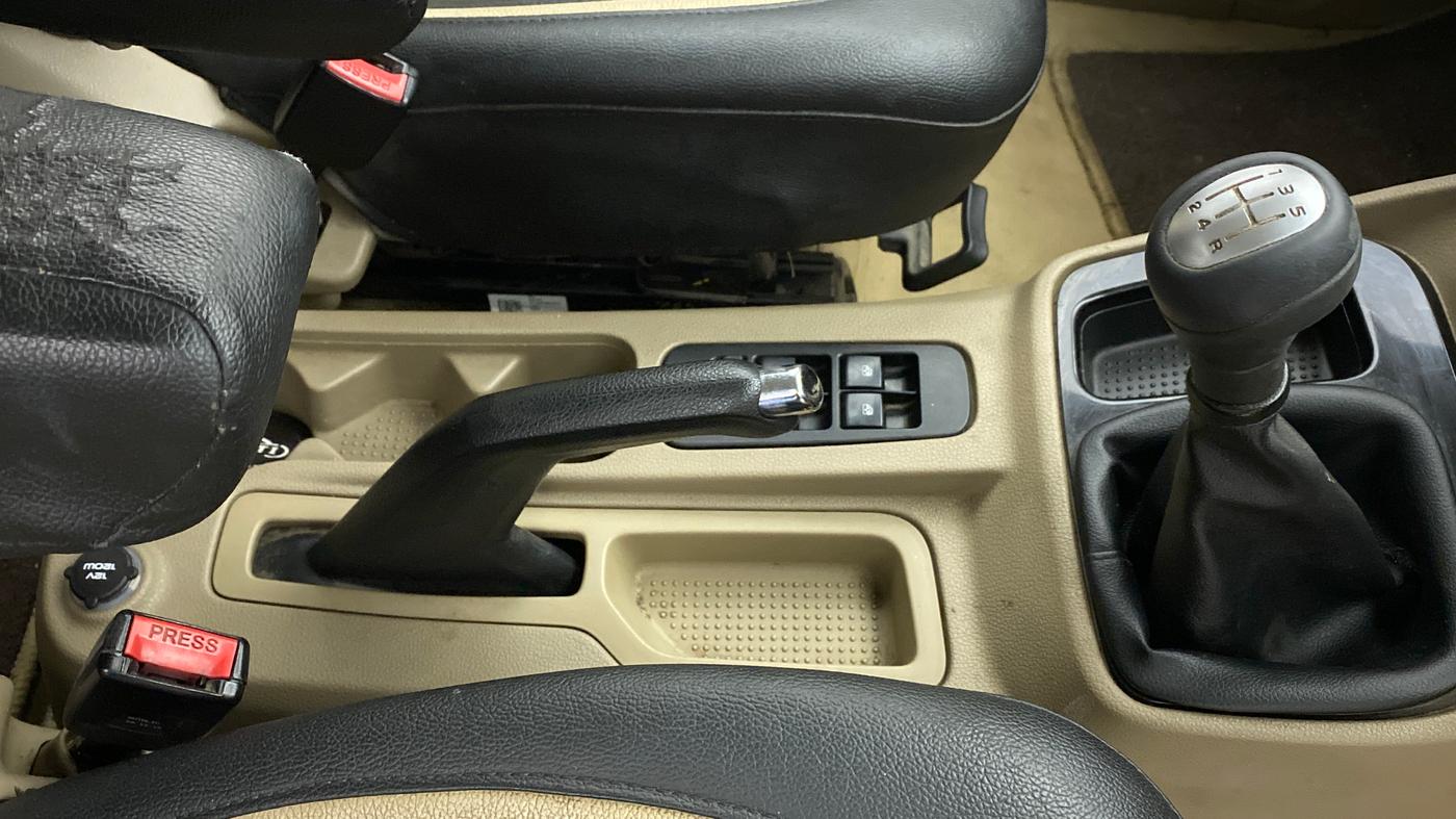 2016 Mahindra TUV300 T8, Diesel, Manual, 70,625 km, Gear Lever