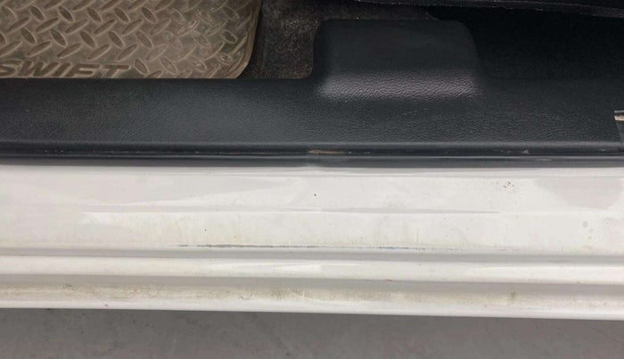 2019 Maruti Swift VXI, Petrol, Manual, 33,430 km, Left running board - Paint is slightly faded