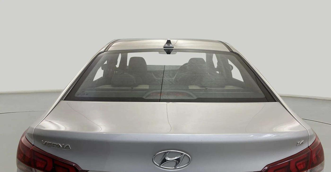 2017 Hyundai Verna 1.6 VTVT SX (O) AT, Petrol, Automatic, 37,131 km, Rear Windshield