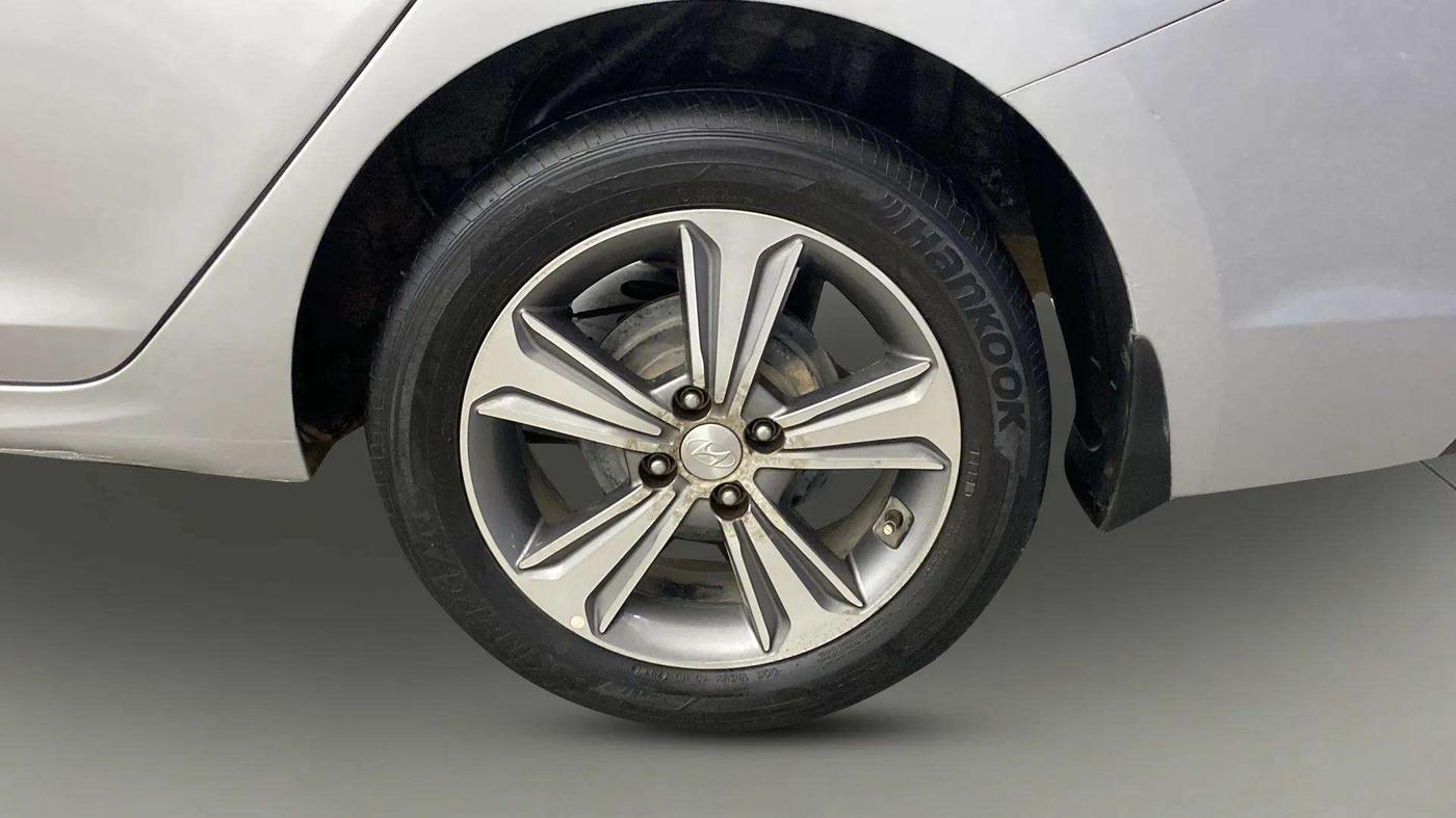 2017 Hyundai Verna 1.6 VTVT SX (O) AT, Petrol, Automatic, 37,131 km, Left Rear Wheel
