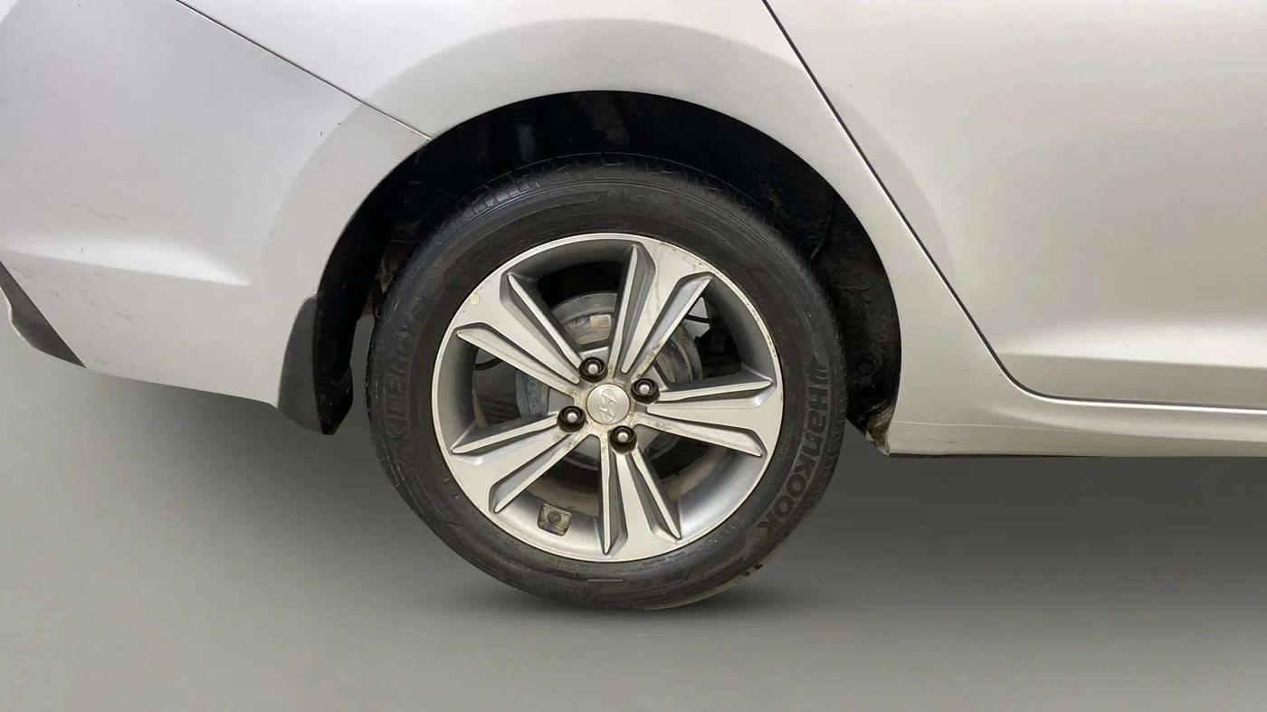 2017 Hyundai Verna 1.6 VTVT SX (O) AT, Petrol, Automatic, 37,131 km, Right Rear Wheel