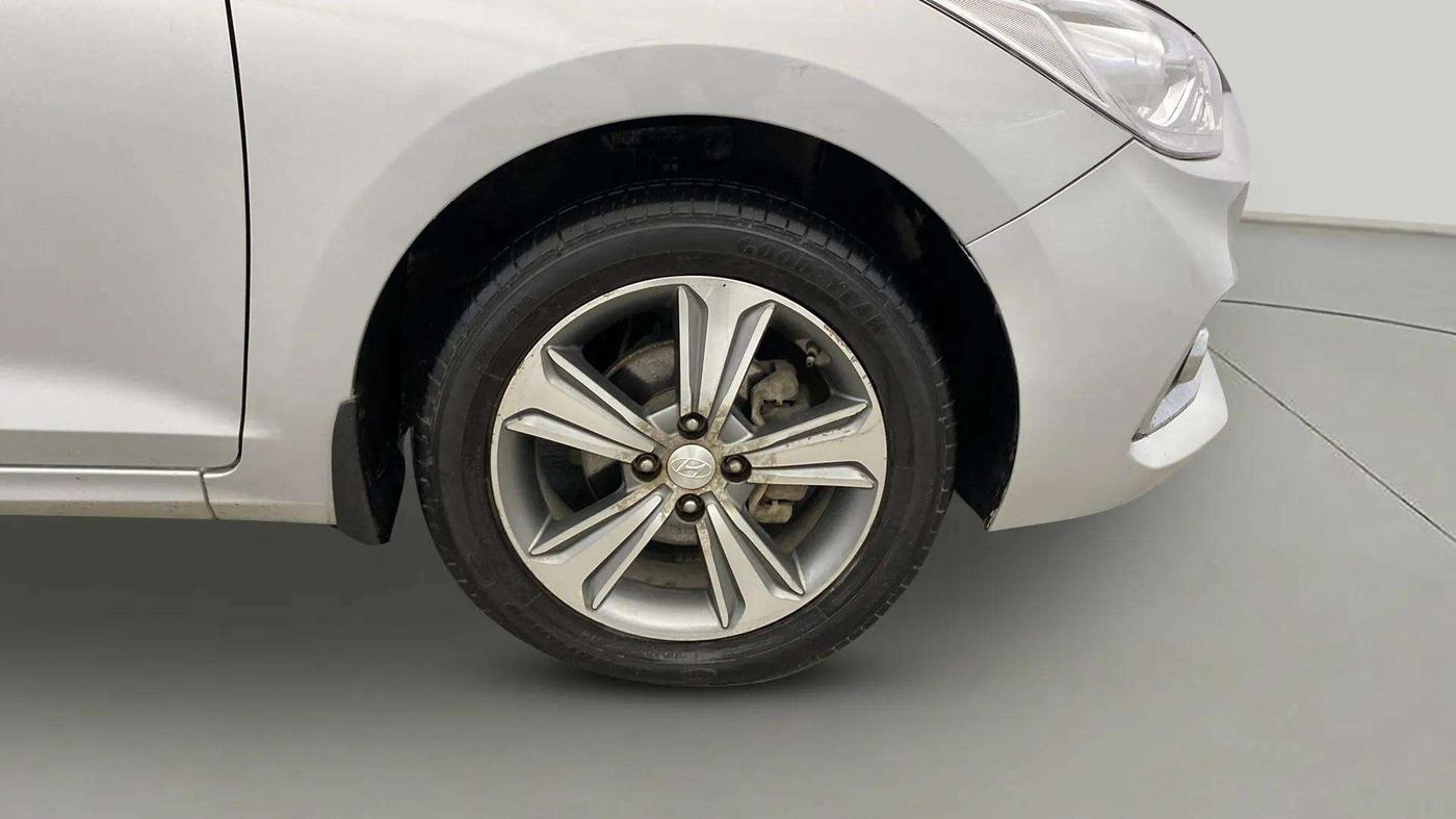 2017 Hyundai Verna 1.6 VTVT SX (O) AT, Petrol, Automatic, 37,131 km, Right Front Wheel