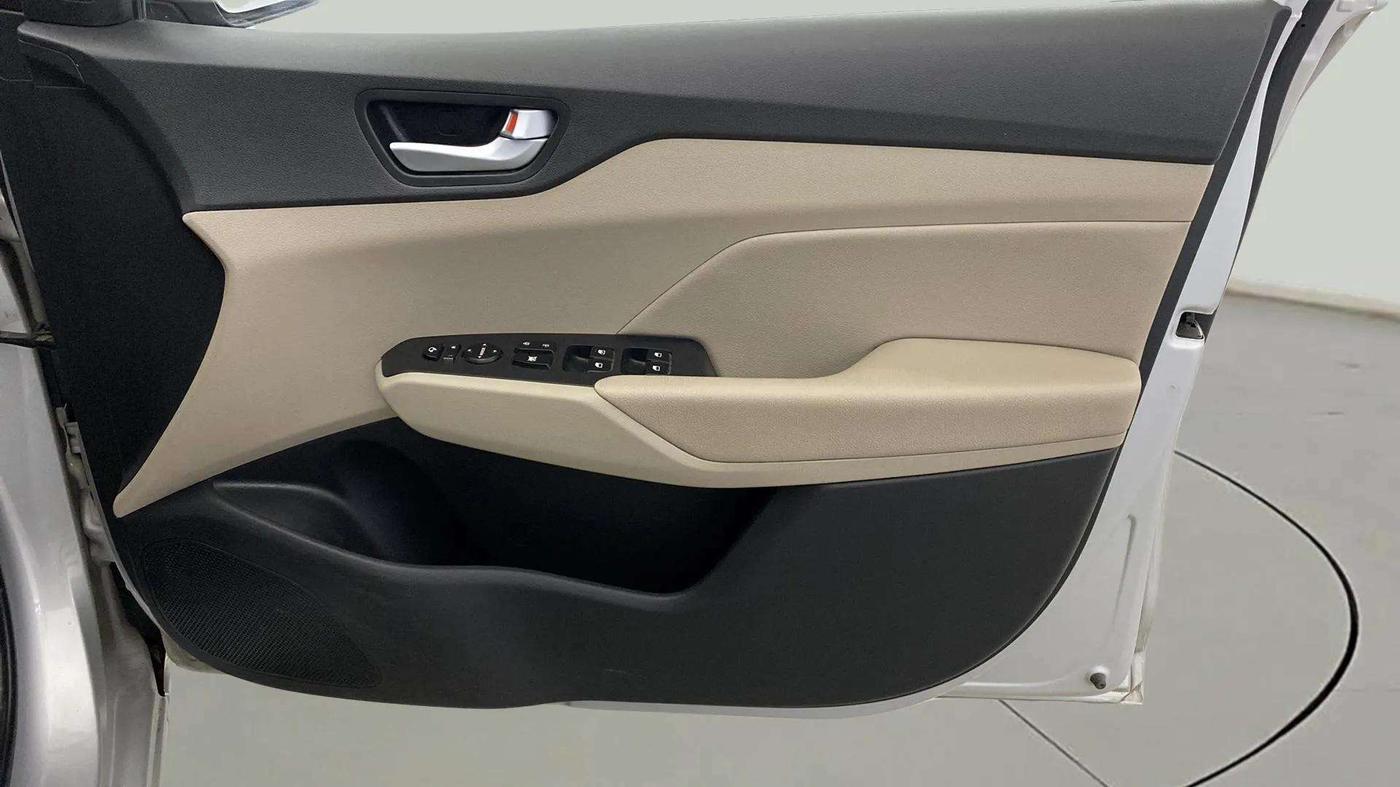 2017 Hyundai Verna 1.6 VTVT SX (O) AT, Petrol, Automatic, 37,131 km, Driver Side Door Panels Control