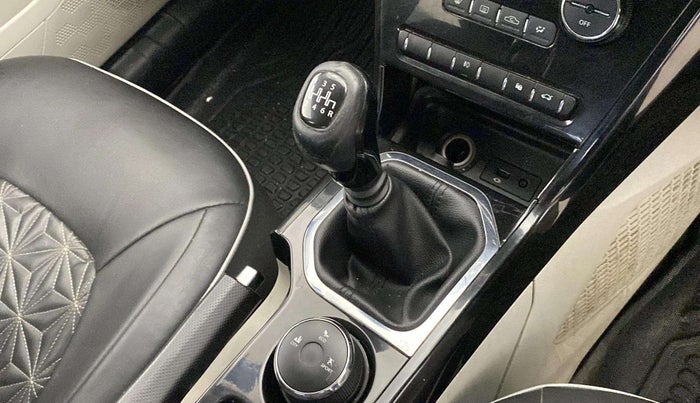 2021 Tata NEXON XZ PLUS PETROL, Petrol, Manual, 61,318 km, Gear lever - Knob cover torn