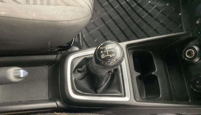 2019 Maruti Swift VXI, Petrol, Manual, 78,118 km, Gear lever - Knob cover torn