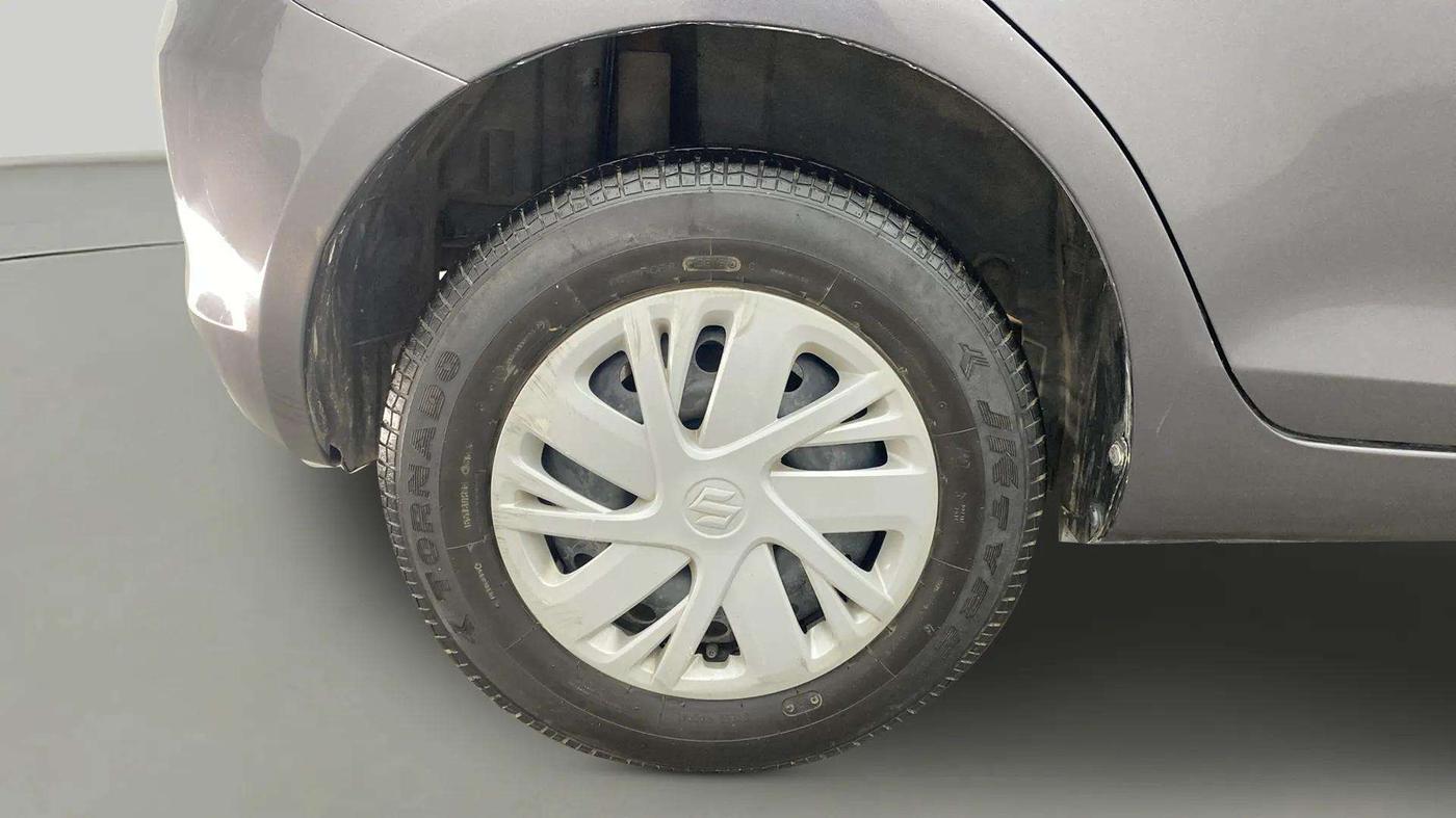 2017 Maruti Swift VXI, Petrol, Manual, 24,642 km, Right Rear Wheel