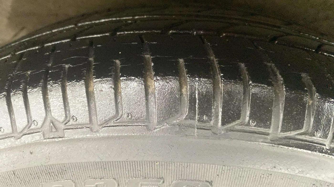 2014 Hyundai i10 SPORTZ 1.1, Petrol, Manual, 32,390 km, Right Rear Tyre Tread