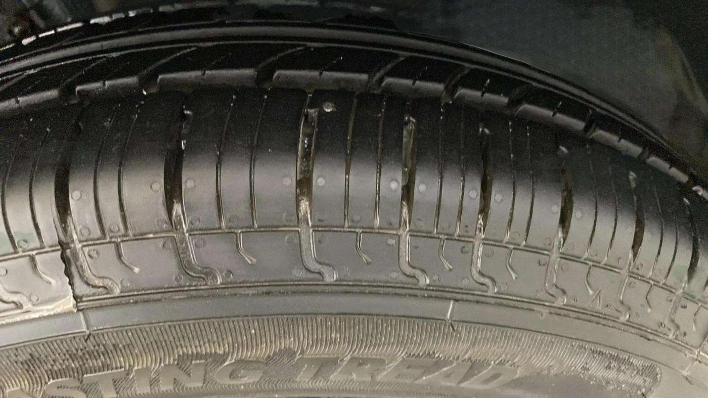 2015 Maruti Swift LXI (O), Petrol, Manual, 52,977 km, Left Front Tyre Tread