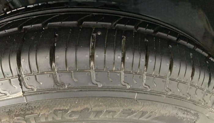 2015 Maruti Swift LXI (O), Petrol, Manual, 52,977 km, Left Front Tyre Tread