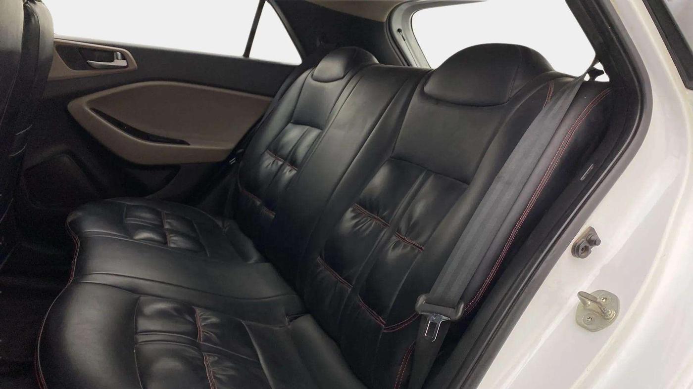 2020 Hyundai Elite i20 SPORTZ PLUS 1.2, Petrol, Manual, 42,093 km, Right Side Rear Door Cabin