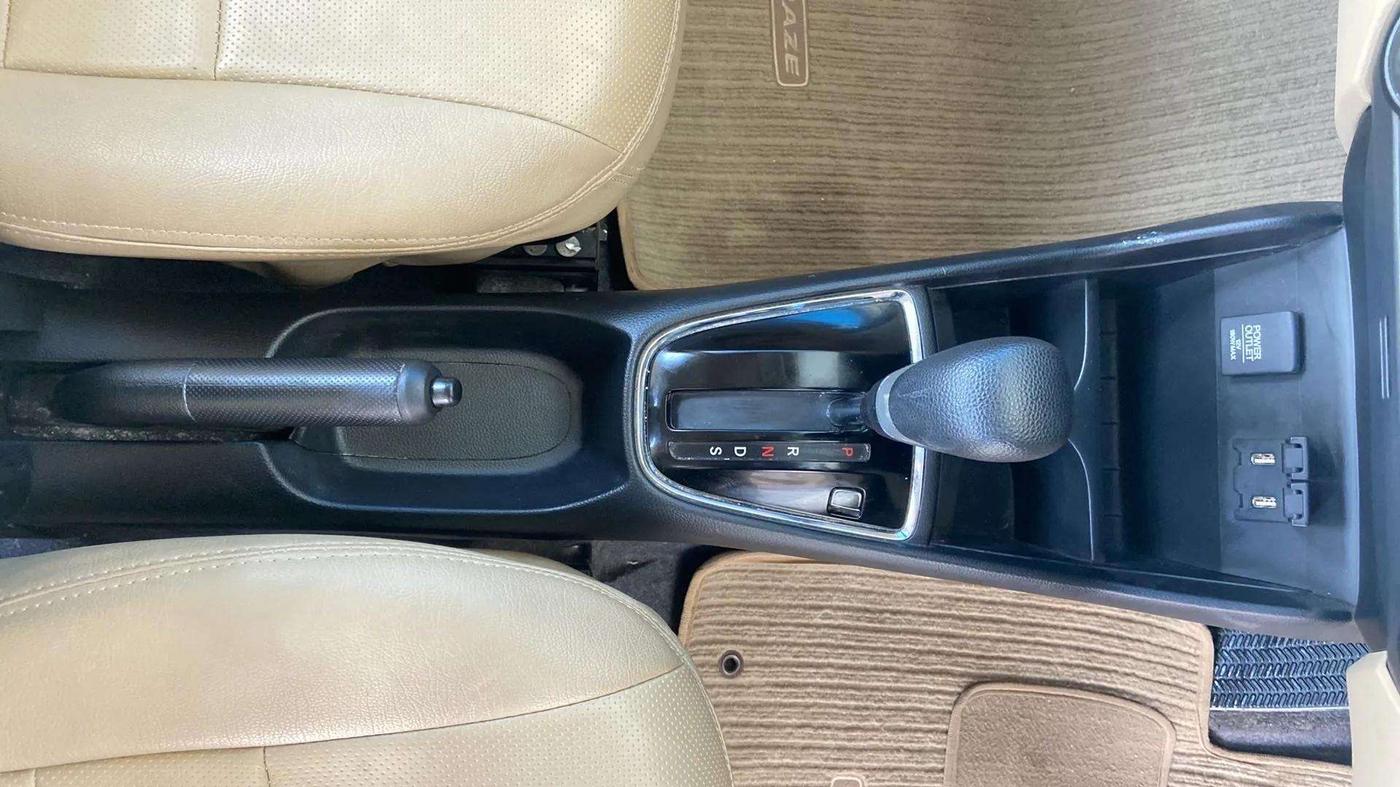 2023 Honda Amaze 1.2L I-VTEC VX CVT, Petrol, Automatic, 27,048 km, Gear Lever
