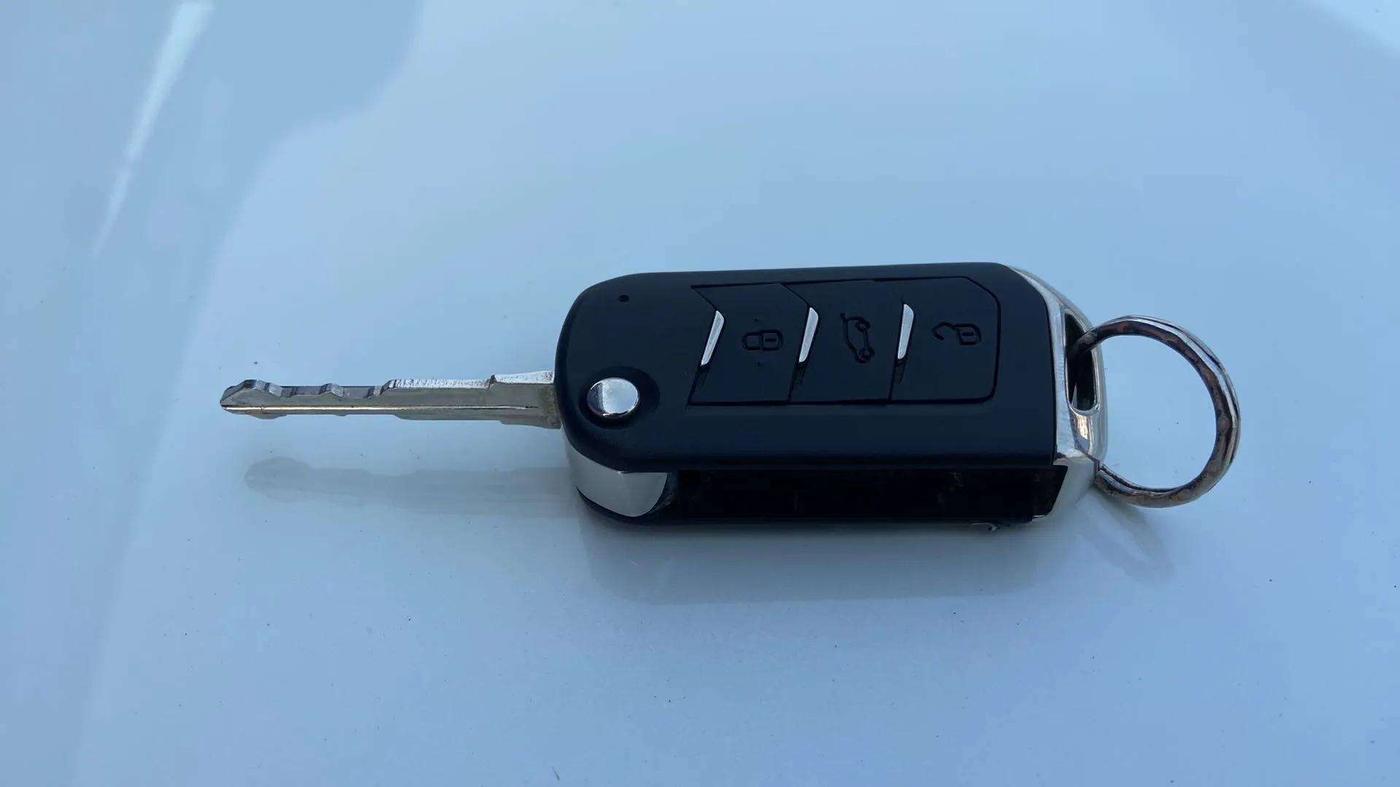 2023 Mahindra XUV300 W6 1.2 PETROL, Petrol, Manual, 16,059 km, Key Close Up