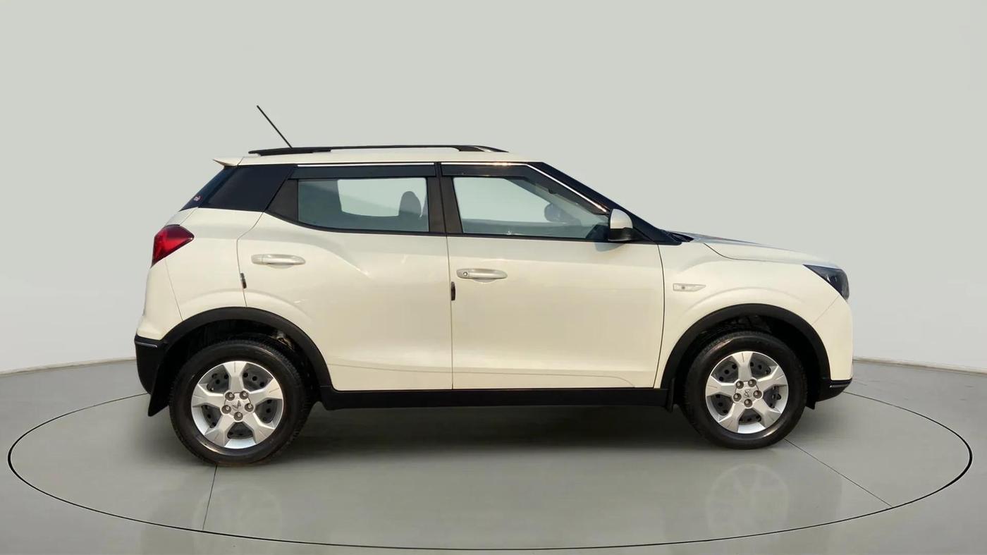 2023 Mahindra XUV300 W6 1.2 PETROL, Petrol, Manual, 16,059 km, Right Side View