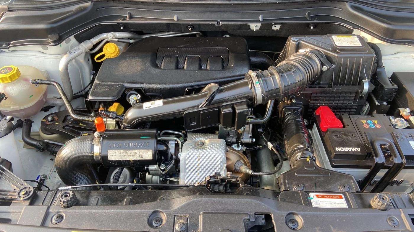 2023 Mahindra XUV300 W6 1.2 PETROL, Petrol, Manual, 16,059 km, Open Bonet