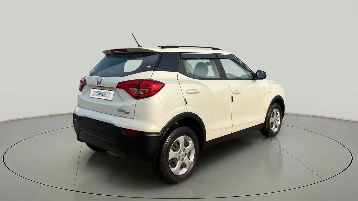 2023 Mahindra XUV300 W6 1.2 PETROL, Petrol, Manual, 16,059 km, Right Back Diagonal