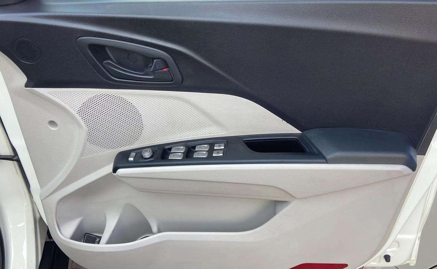 2023 Mahindra XUV300 W6 1.2 PETROL, Petrol, Manual, 16,059 km, Driver Side Door Panels Control