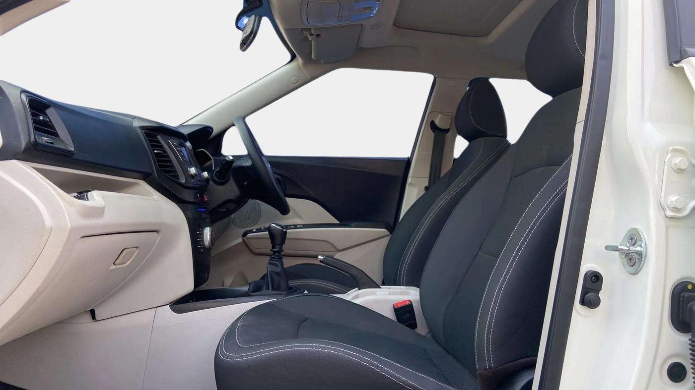 2023 Mahindra XUV300 W6 1.2 PETROL, Petrol, Manual, 16,059 km, Right Side Front Door Cabin