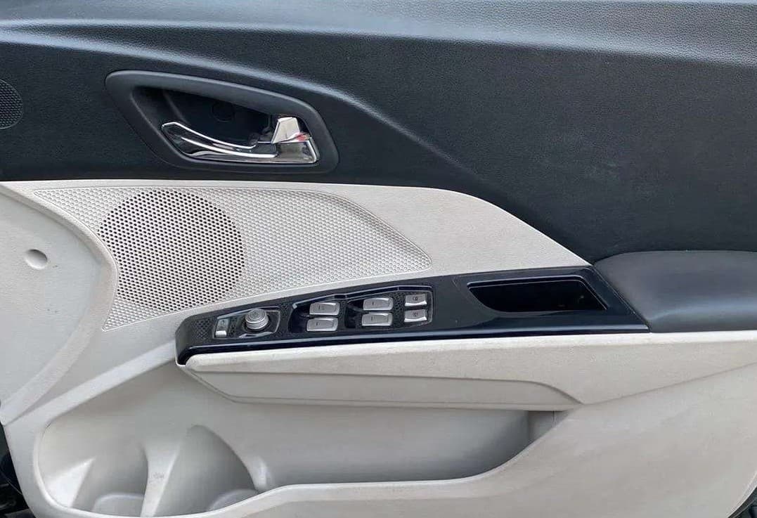 2021 Mahindra XUV300 W8 1.2 PETROL, Petrol, Manual, 21,540 km, Driver Side Door Panels Control