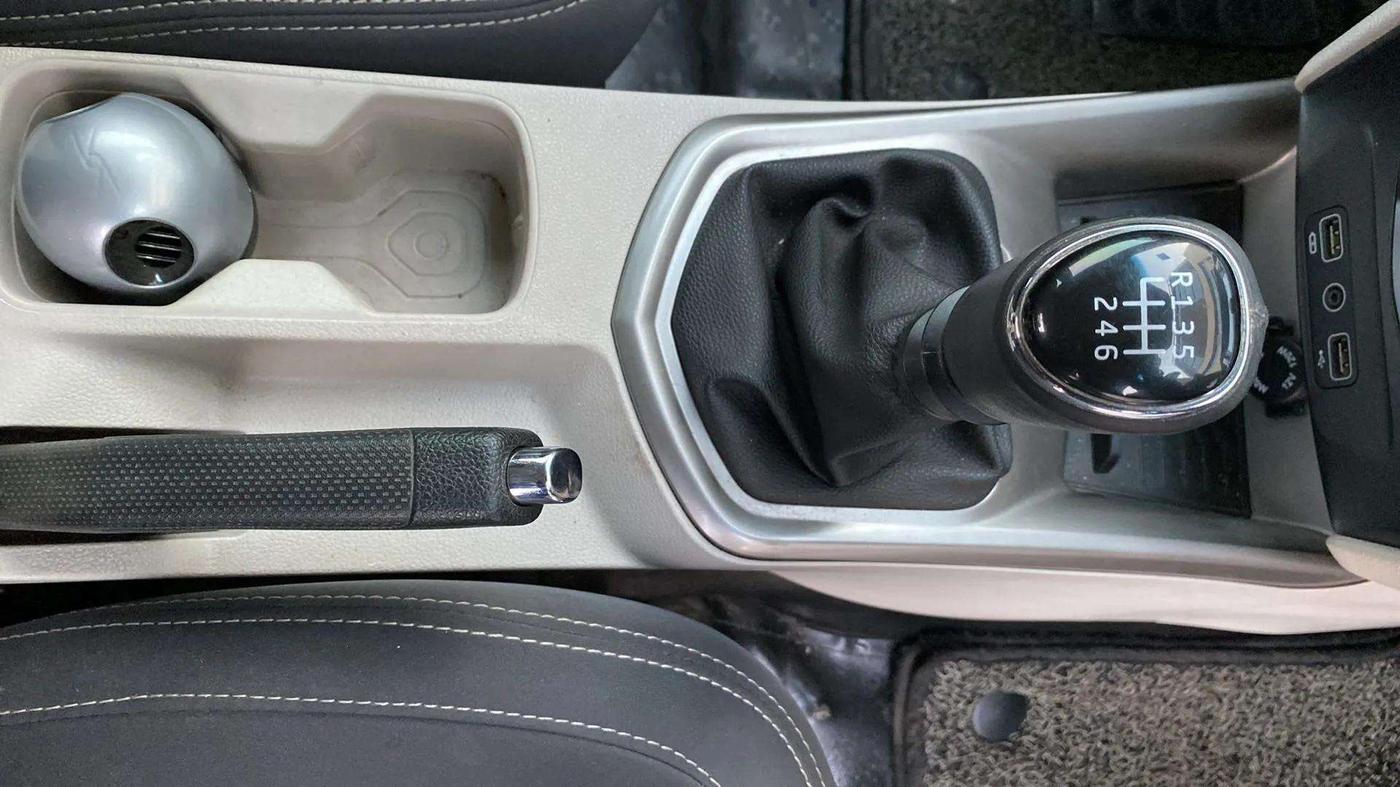 2021 Mahindra XUV300 W8 1.2 PETROL, Petrol, Manual, 21,540 km, Gear Lever