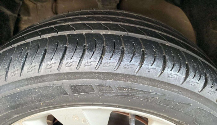 2021 Mahindra XUV300 W8 1.2 PETROL, Petrol, Manual, 21,296 km, Left front tyre - Minor crack