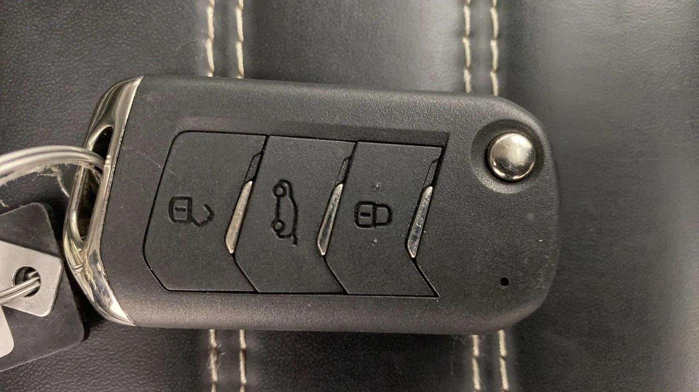 2024 Mahindra XUV300 W6 1.2 PETROL AMT, Petrol, Automatic, 21,584 km, Key Close Up