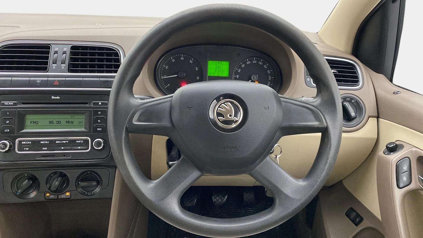 2013 Skoda Rapid AMBITION 1.6 MPI MT PLUS, Petrol, Manual, 81,711 km, Steering Wheel Close Up