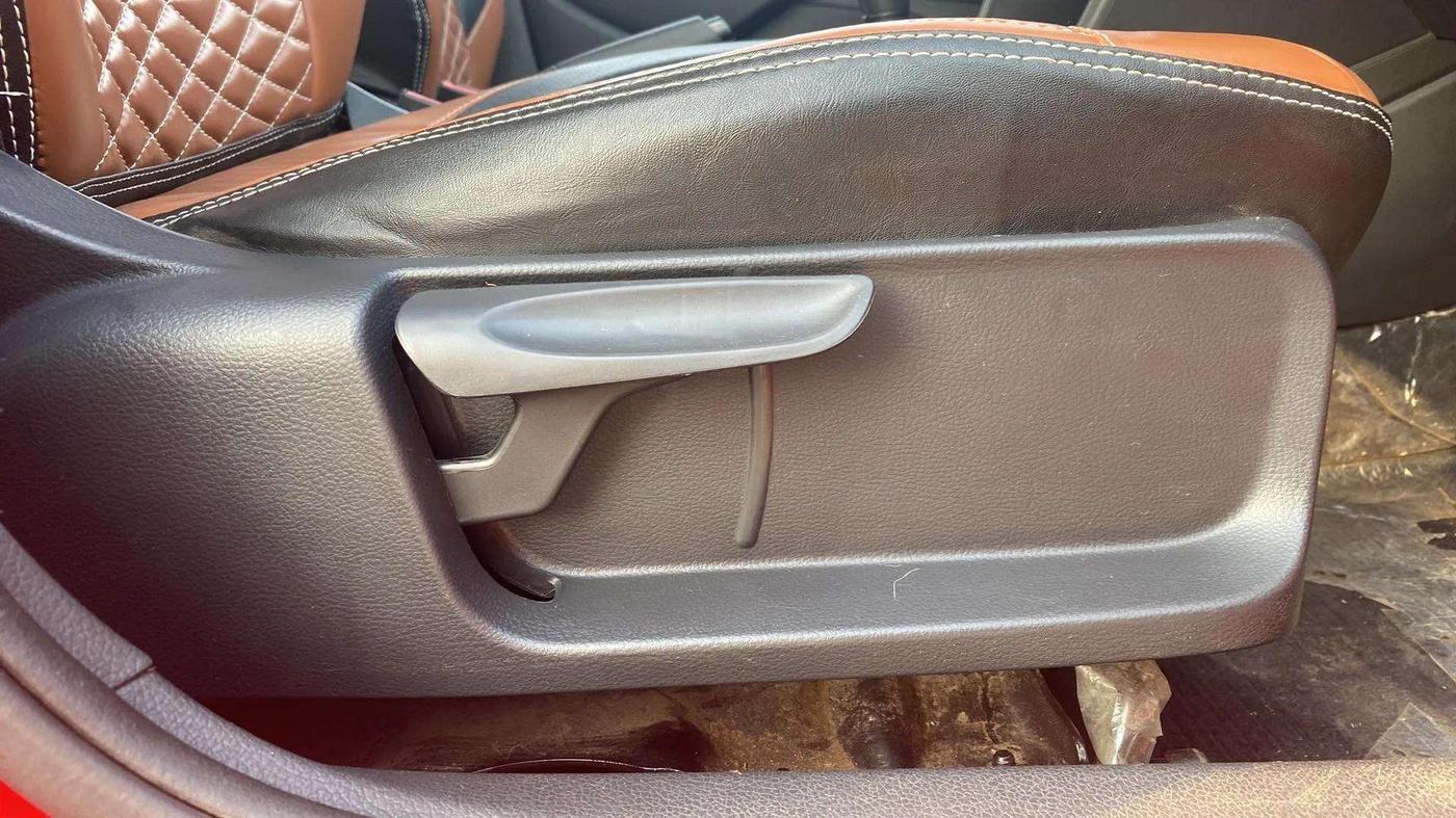 2022 Volkswagen Polo COMFORTLINE 1.0L TSI, Petrol, Manual, 27,838 km, Driver Side Adjustment Panel