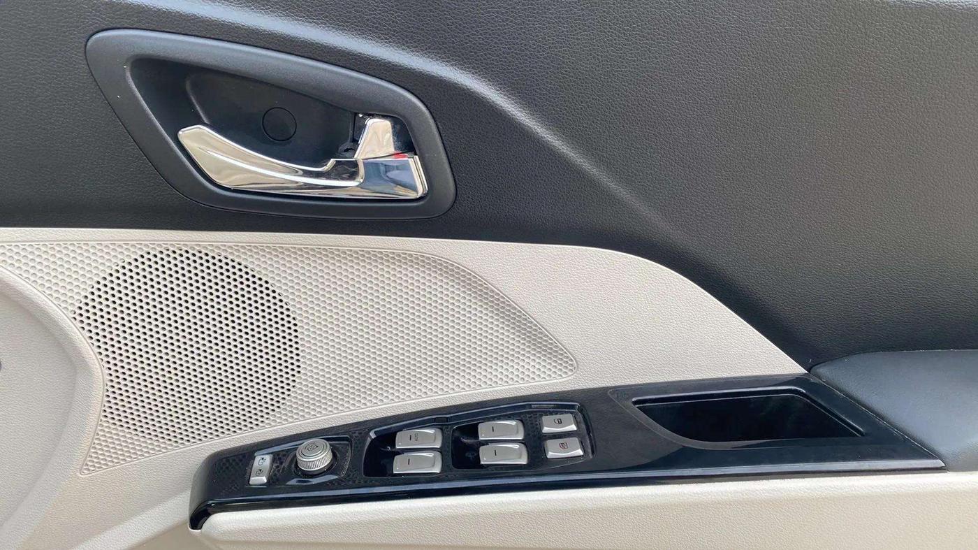 2022 Mahindra XUV300 W8 (O) 1.2 PETROL, Petrol, Manual, 9,381 km, Driver Side Door Panels Control