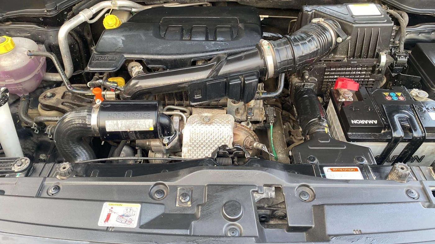 2022 Mahindra XUV300 W8 (O) 1.2 PETROL, Petrol, Manual, 9,381 km, Open Bonet