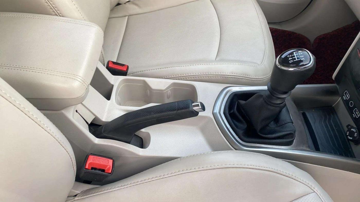 2022 Mahindra XUV300 W8 (O) 1.2 PETROL, Petrol, Manual, 9,381 km, Gear Lever