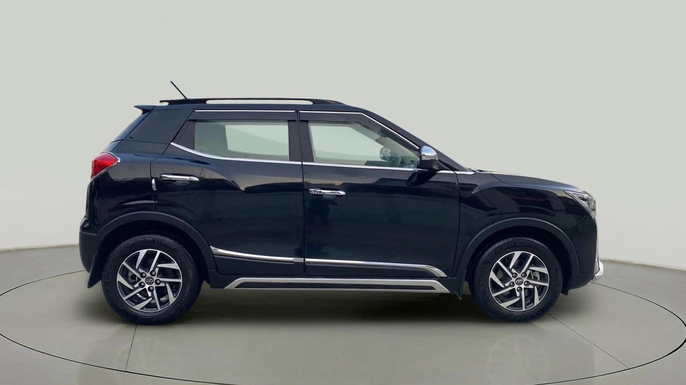 2022 Mahindra XUV300 W8 (O) 1.2 PETROL, Petrol, Manual, 9,381 km, Right Side View