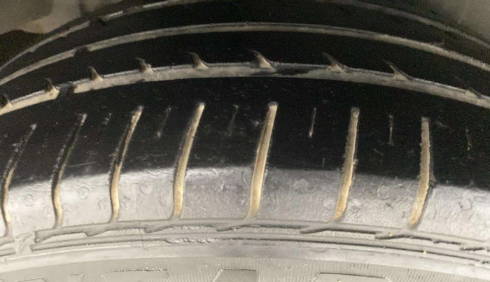 2019 Maruti Ciaz DELTA AT 1.5 SHVS PETROL, Petrol, Automatic, 54,783 km, Right Rear Tyre Tread