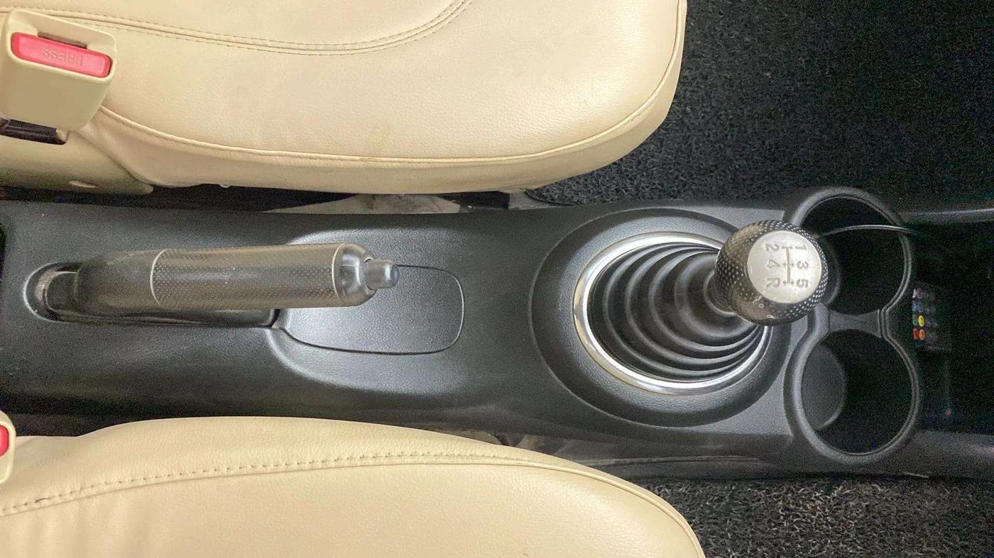 2013 Honda Brio V MT, CNG, Manual, 82,162 km, Gear Lever