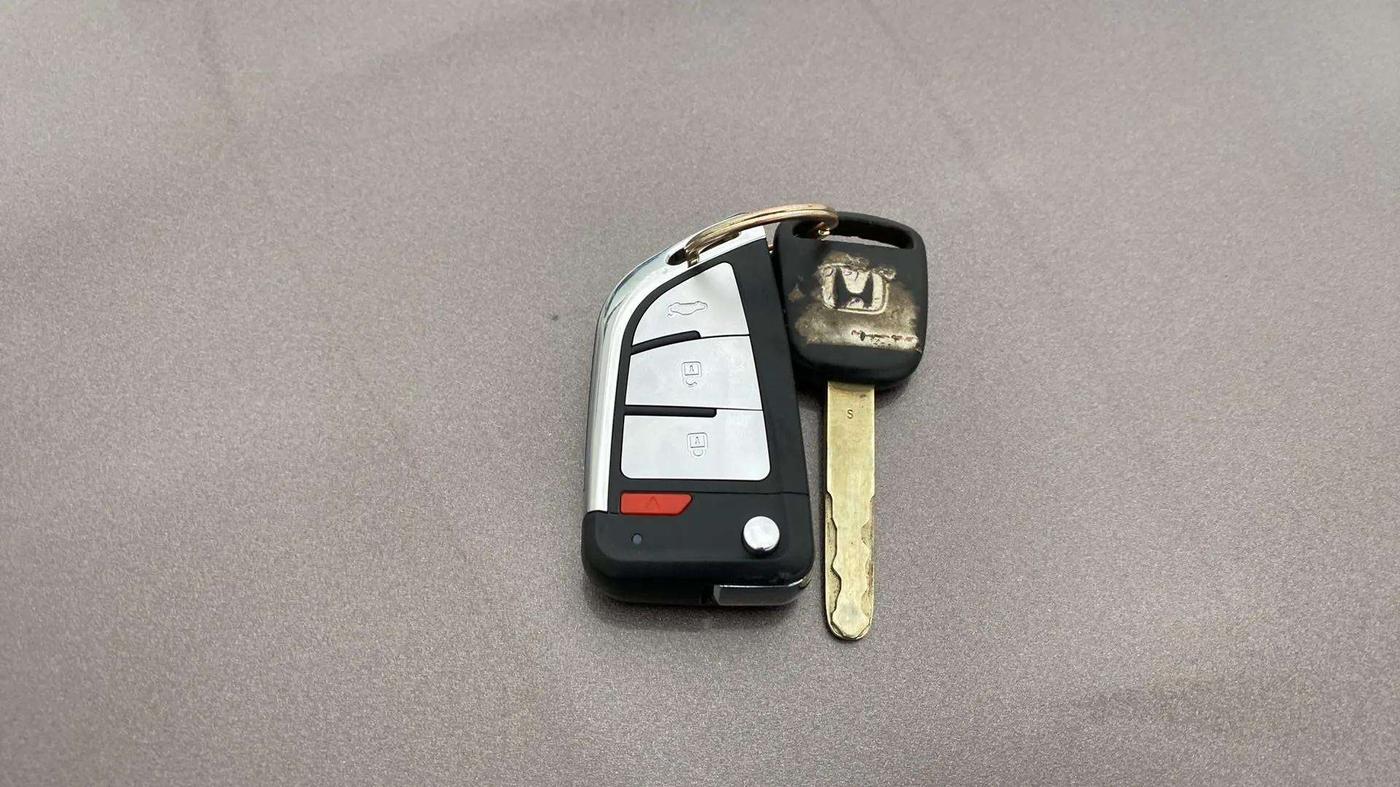 2013 Honda Brio V MT, CNG, Manual, 82,162 km, Key Close Up