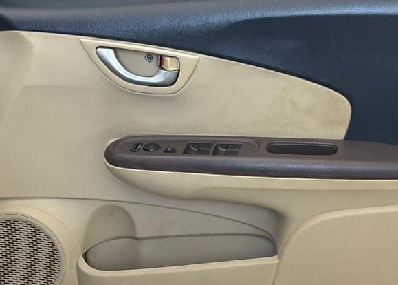 2013 Honda Brio V MT, CNG, Manual, 82,162 km, Driver Side Door Panels Control
