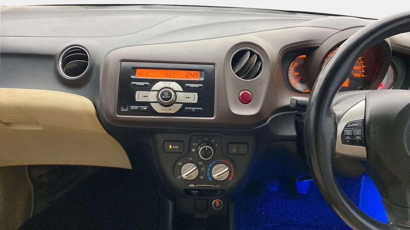 2013 Honda Brio V MT, CNG, Manual, 82,162 km, Air Conditioner