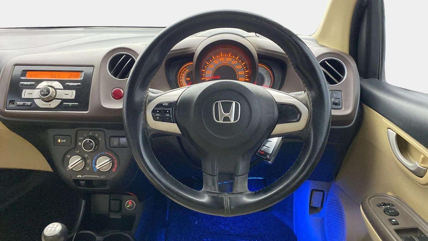 2013 Honda Brio V MT, CNG, Manual, 82,162 km, Steering Wheel Close Up