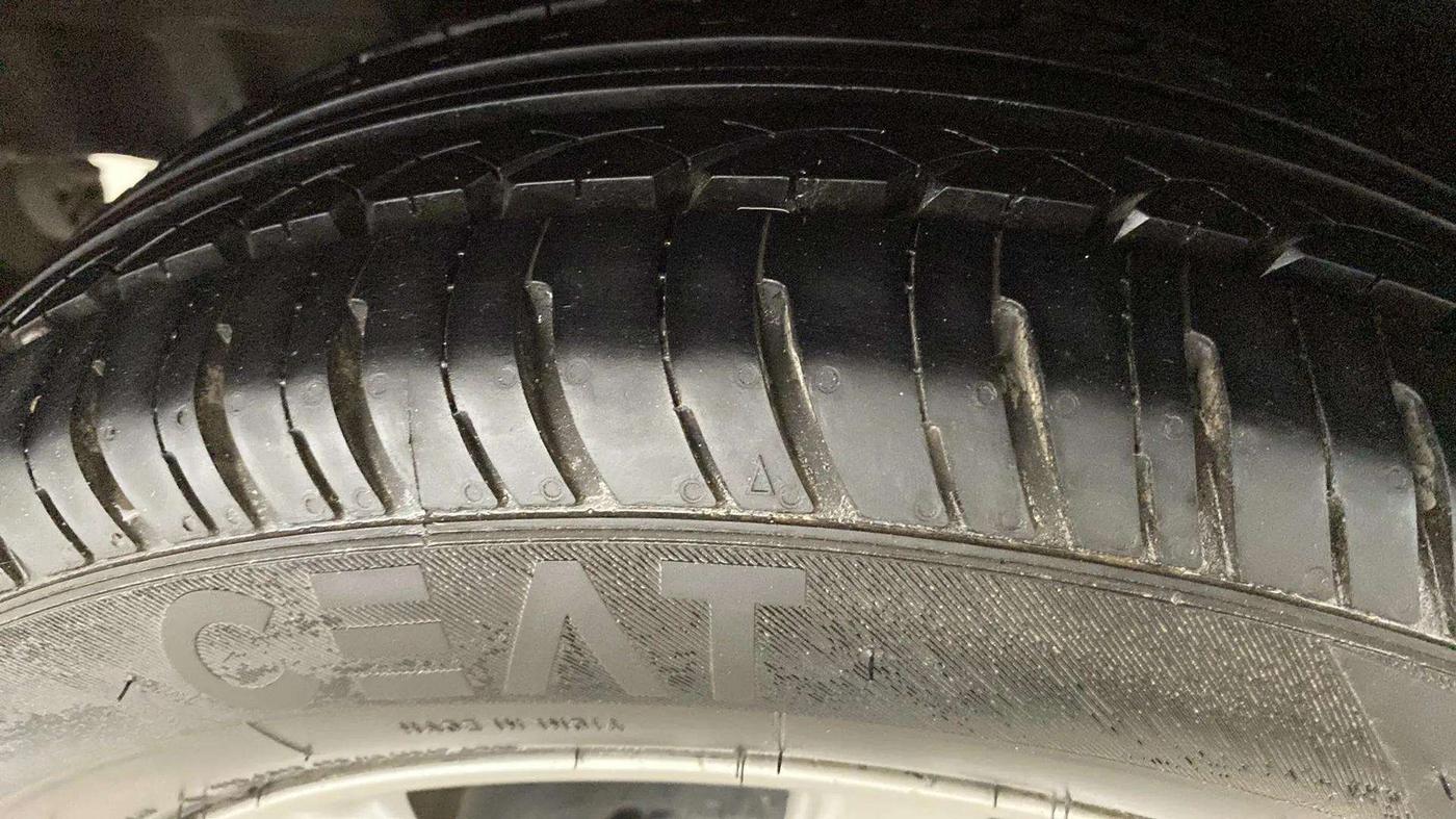 2015 Honda Brio VX MT, Petrol, Manual, 85,957 km, Left Front Tyre Tread