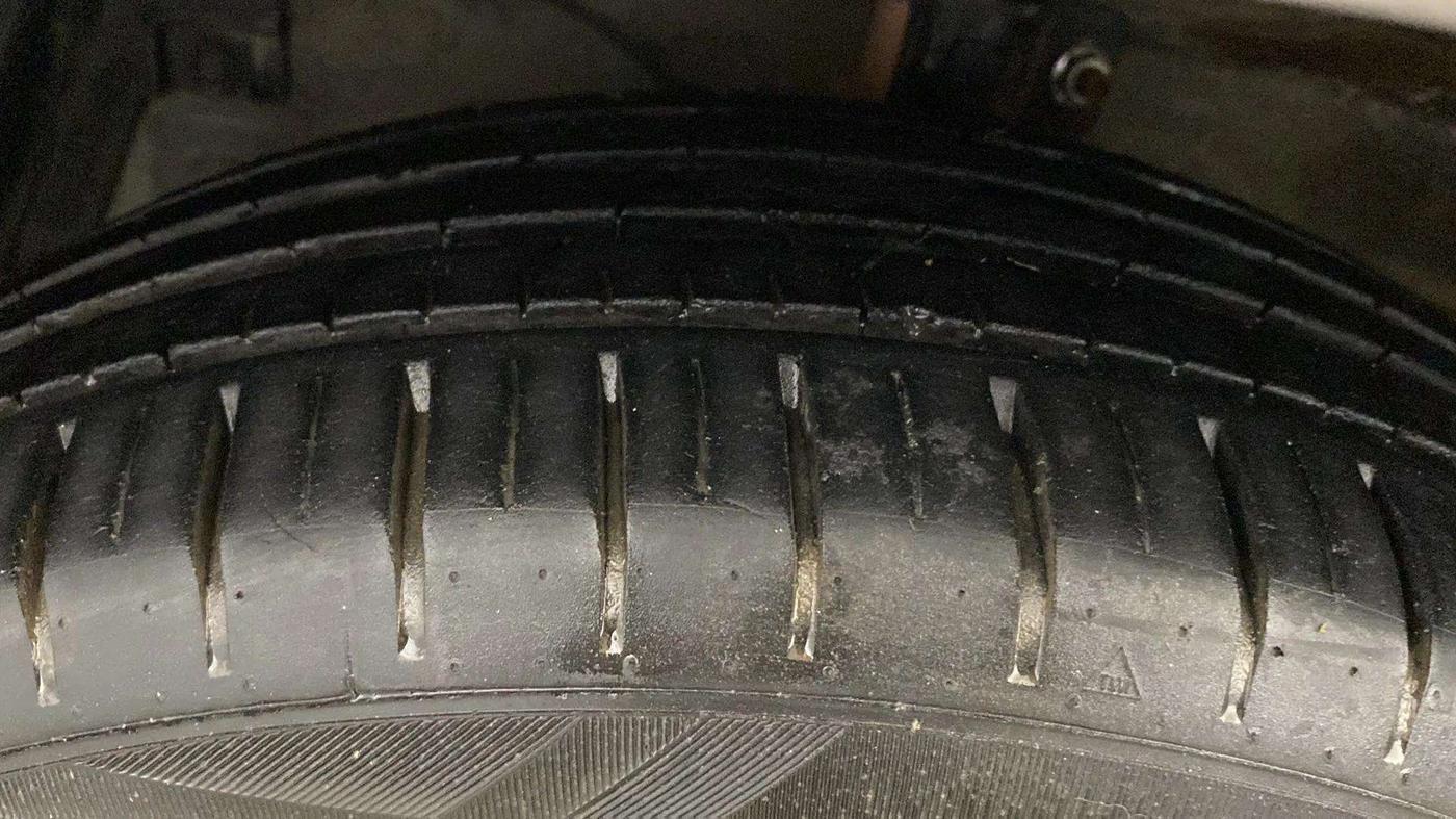 2017 Maruti Ciaz ALPHA  AT 1.4  PETROL, Petrol, Automatic, 98,050 km, Left Front Tyre Tread