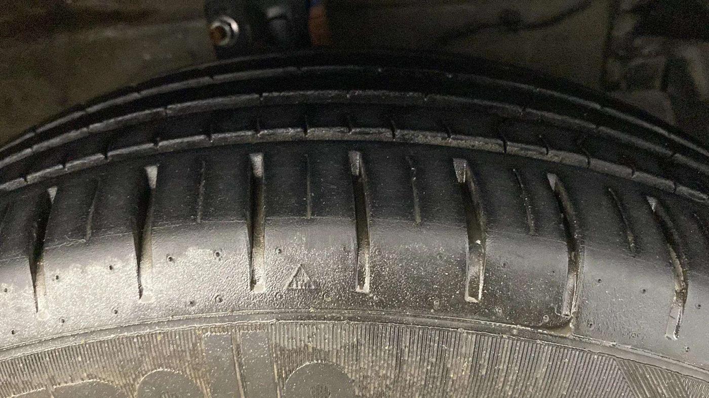 2017 Maruti Ciaz ALPHA  AT 1.4  PETROL, Petrol, Automatic, 98,050 km, Right Front Tyre Tread